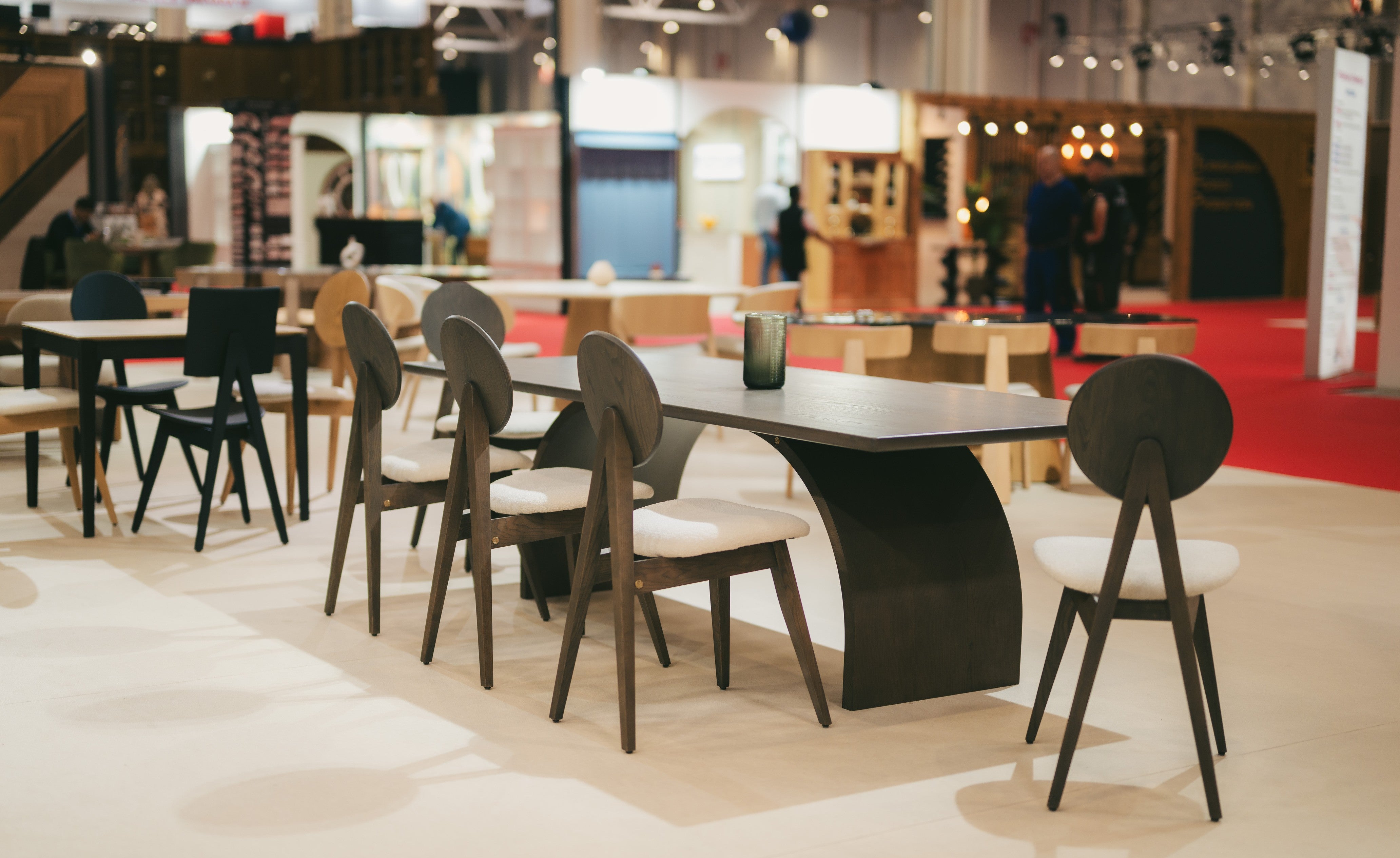 Nord Arin la BIFE-SIM: mobilier atemporal din lemn masiv, între minimalism și artizanat